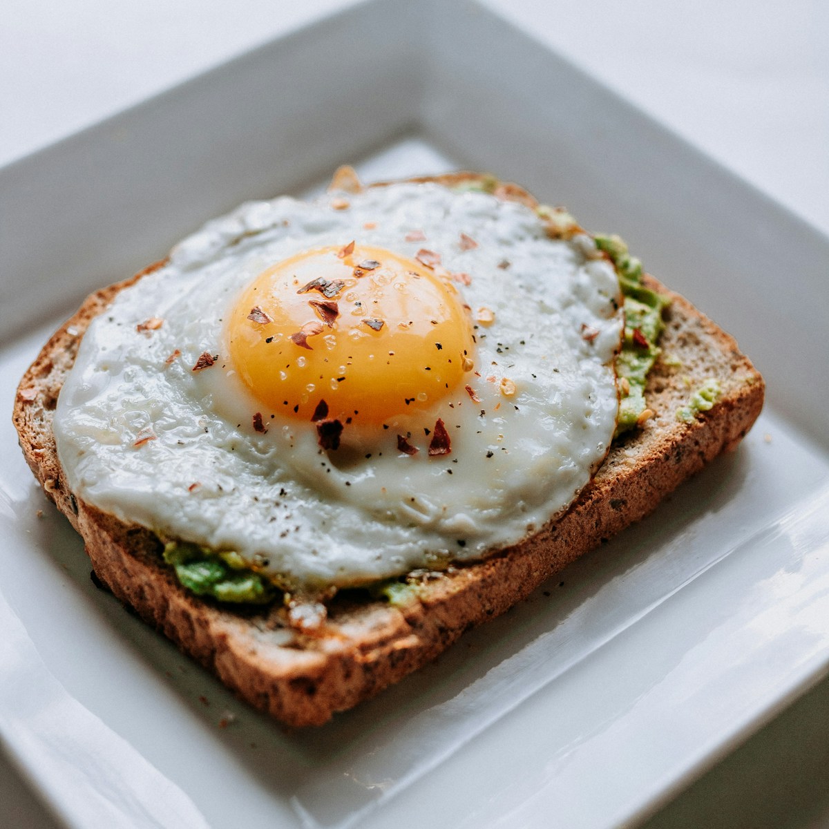 Frühstückstisch mit Filterkaffee und Brunch-Gerichten
