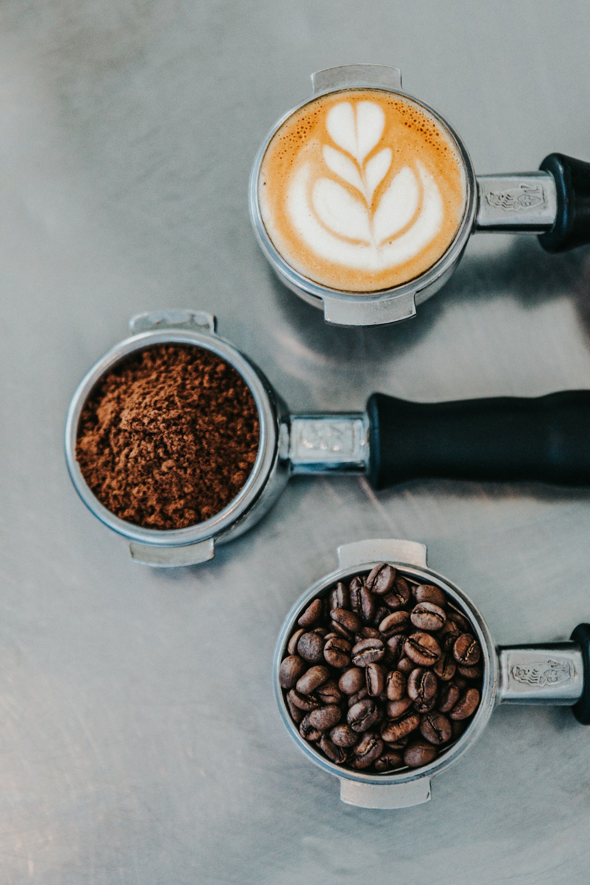 Kaffee-Degustation mit mehreren Tassen auf dem Tresen