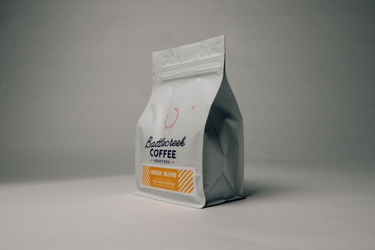 Röstkaffee-Bohnen in Säcken und Gläsern zum Verkauf